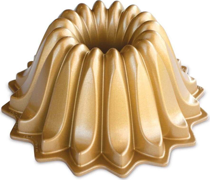 Forma na bábovku ve zlaté barvě Nordic Ware Lotus