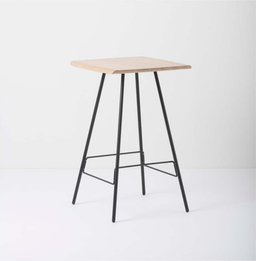 Barový stolek s deskou z masivního dubového dřeva a černými nohami Gazzda Leina Gazzda
