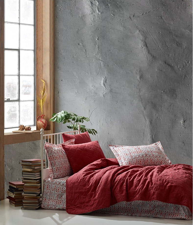 Červený přehoz přes postel se 4 povlaky na polštář z ranforce bavlny Şaheser Aden