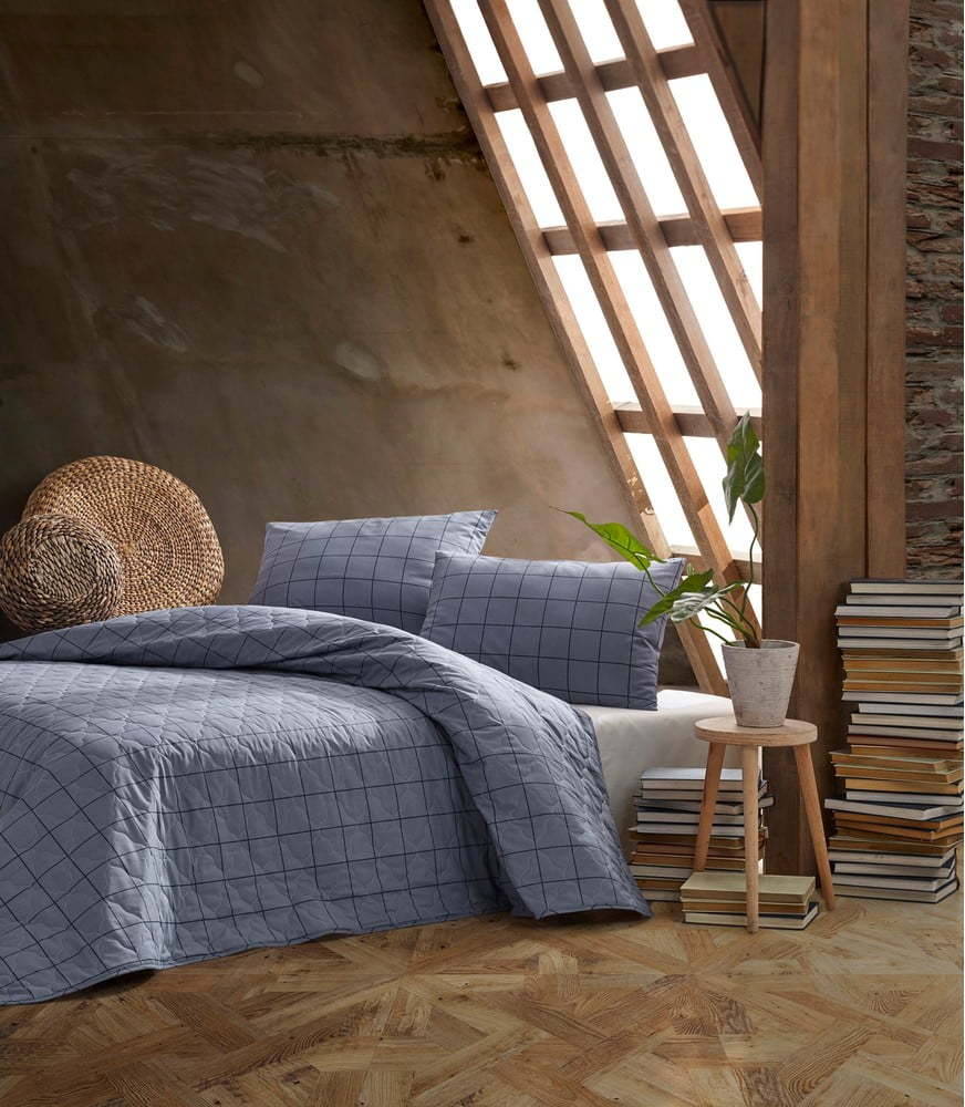 Modrý přehoz přes postel se 2 povlaky na polštář z ranforce bavlny EnLora Home Persegi