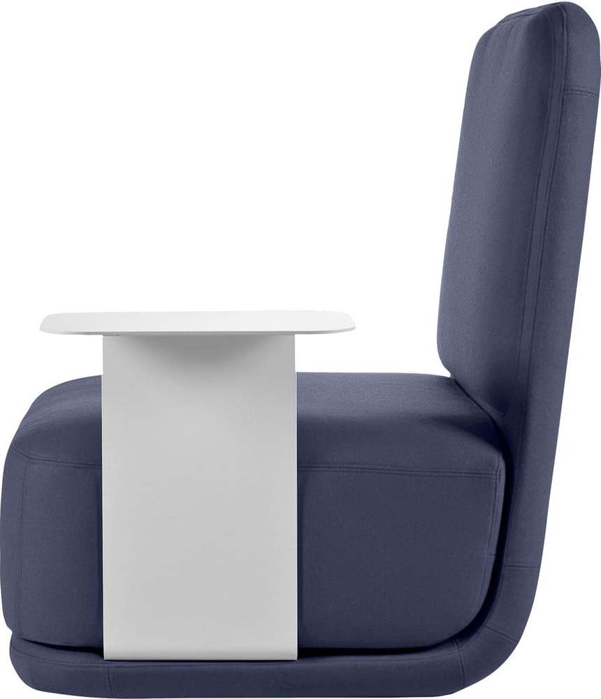 Tmavě modré křeslo s bílým kovovým stolkem Softline Standby High + Side Table Softline