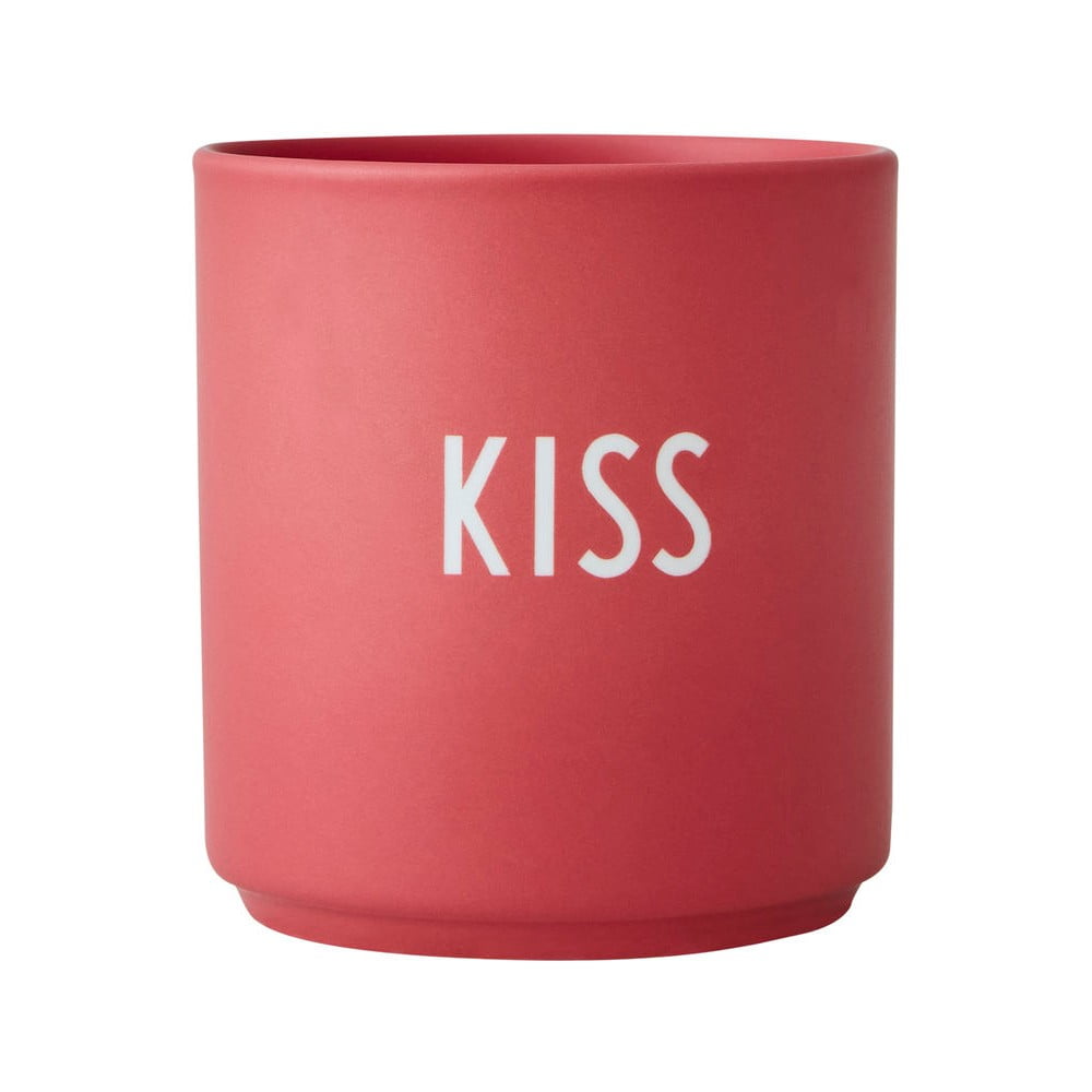 Červený porcelánový šálek Design Letters Kiss