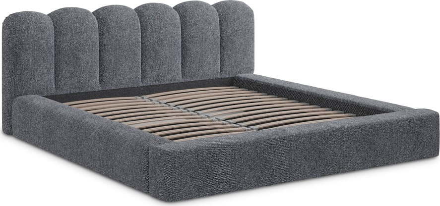 Tmavě šedá čalouněná dvoulůžková postel s úložným prostorem s roštem 160x200 cm Mano – Makamii Makamii