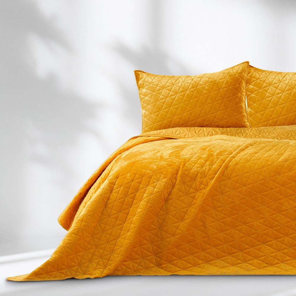 Žlutý sametový prošívaný přehoz 260x280 cm Laila – AmeliaHome Restilo
