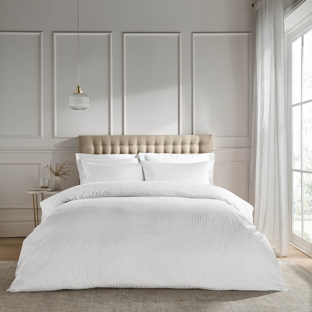 Bílé damaškové povlečení na dvoulůžko/prodloužené 230x220 cm Satin Stripe – Catherine Lansfield Catherine Lansfield