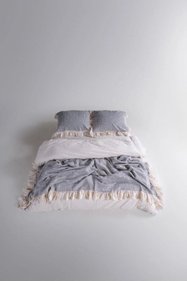 Světle šedý set přehozu a povlaku na polštář z bavlny Renforcé 240x260 cm Bella Calm Ruffle – Mila Home Luxury Mila Home Luxury