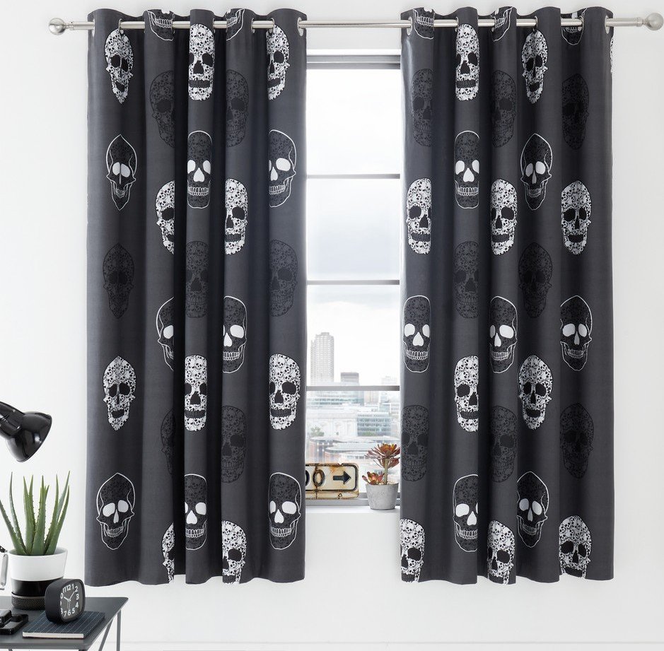 Tmavě šedý dětský závěs 2 ks 168x183 cm Skulls – Catherine Lansfield Catherine Lansfield