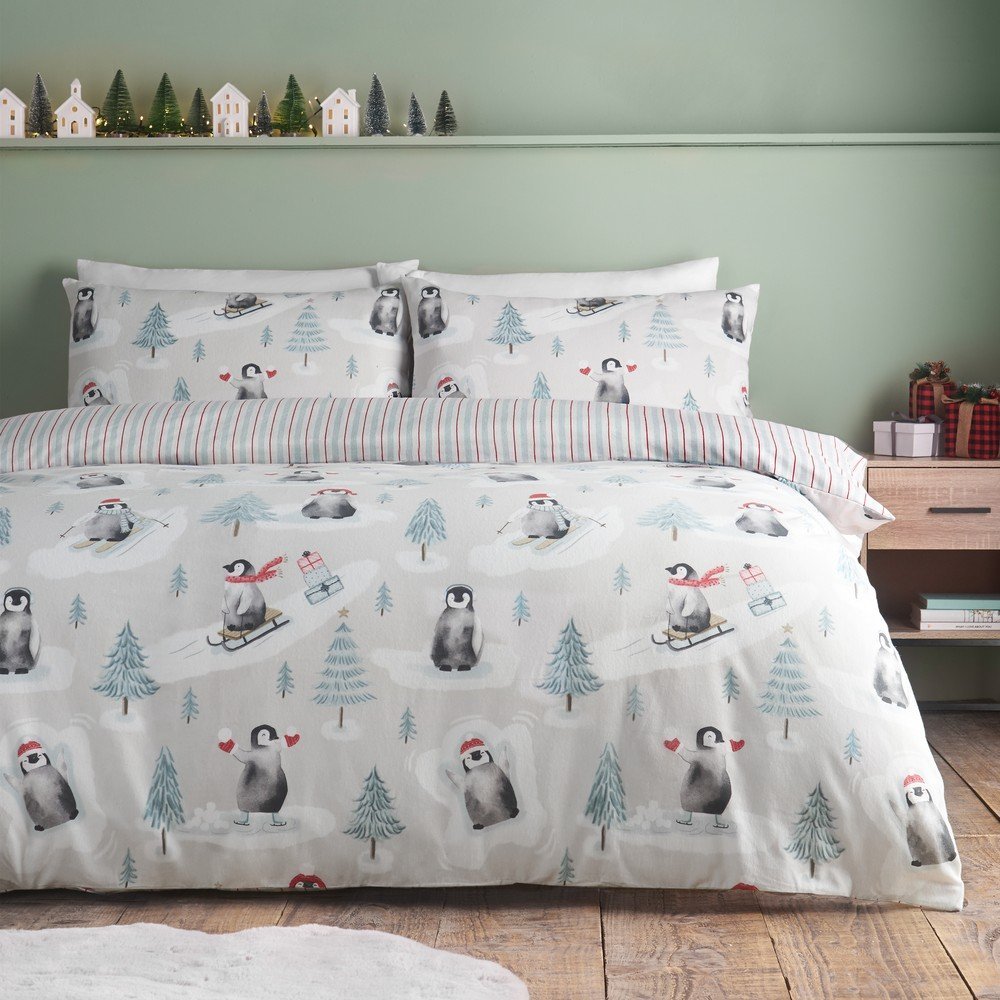 Flanelové povlečení na dvoulůžko v přírodní barvě 200x200 cm Brushed Christmas Penguins – Catherine Lansfield Catherine Lansfield